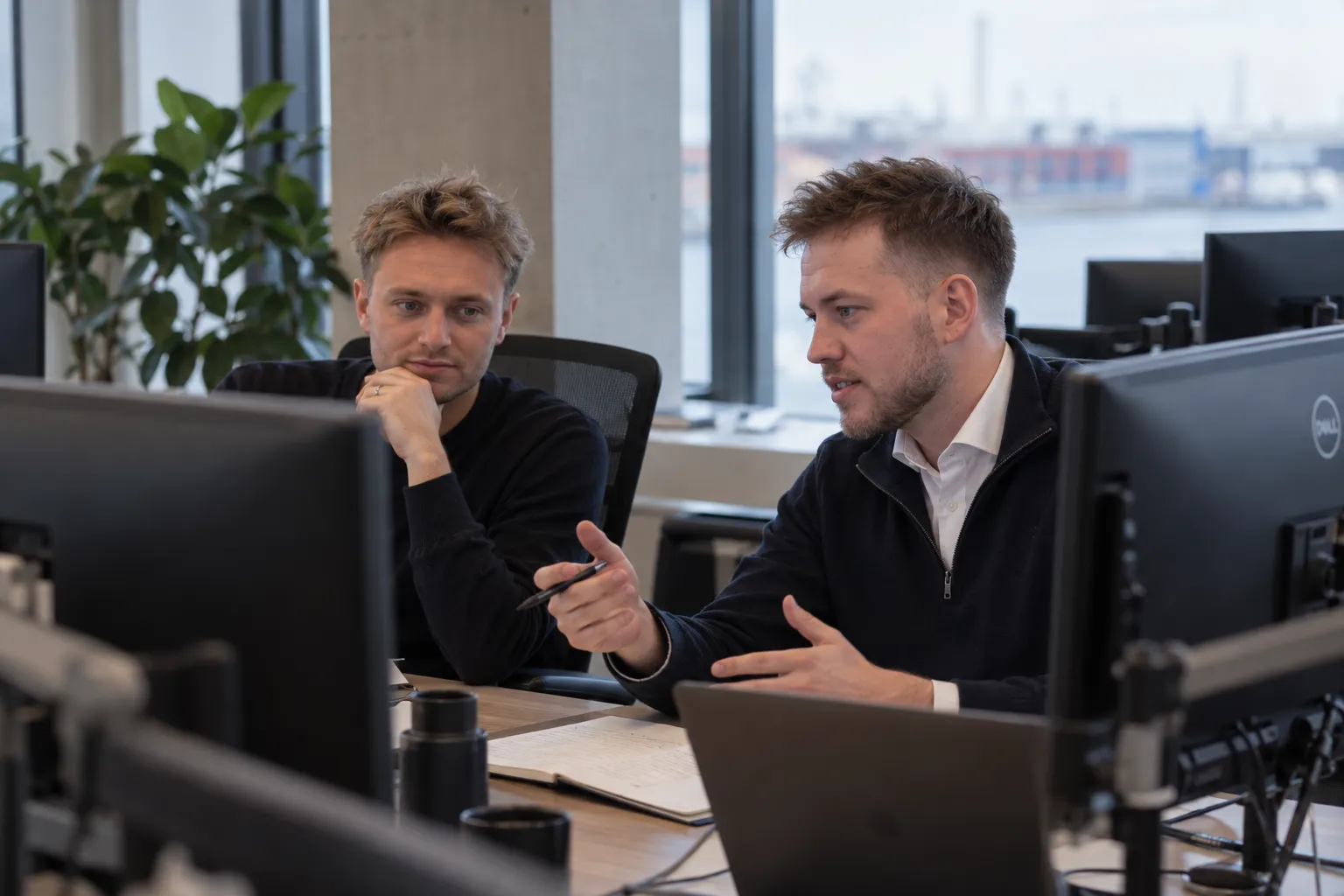 To konsulenter fra Proview arbejder sammen ved skærmene